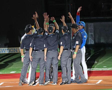 【写真】16日のメンバー表交換　審判団と手を合わせて盛り上がる新庄監督＆小久保監督