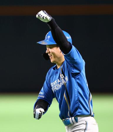 　３回、矢沢は同点適時内野安打を放ちガッツポーズ（撮影・山口登）