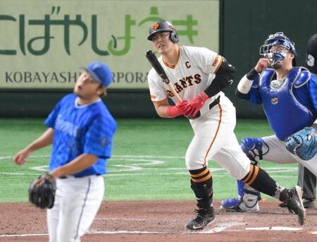 　８回、堀岡（手前）の前に右飛に倒れ、悔しさをにじませる岡本和（撮影・伊藤笙子）