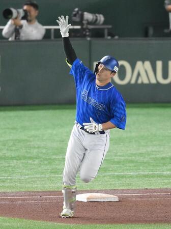 　４回、先制の右越えソロを放ち、ダイヤモンドを一周する佐野（撮影・伊藤笙子）