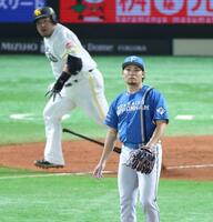 　３回、山川に適時二塁打を浴びる伊藤（撮影・金田祐二）