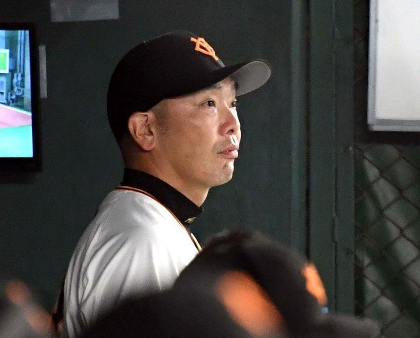 　厳しい表情の阿部監督（撮影・佐藤厚）