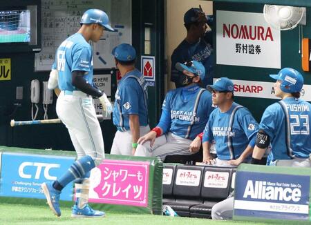 　９回、万波が空振り三振に倒れ、ベンチで厳しい表情の新庄監督（撮影・金田祐二）