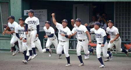 　優勝が決まり、ベンチから飛び出す渡部（右から４番目）ら大商大ナイン（撮影・北村孝紀）