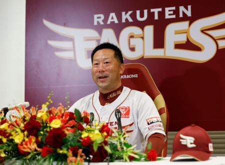 　プロ野球楽天の監督に就任し、記者会見する三木肇氏＝１７日、仙台市