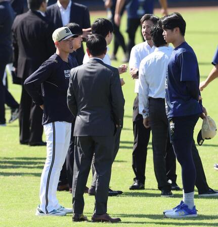 　山下（右）、福良ＧＭ（中央）と話す岸田監督（撮影・中田匡峻）