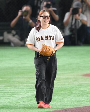 　始球式に登場した辻内彩野（撮影・伊藤笙子）