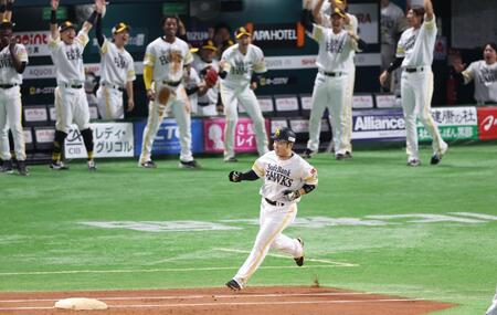 　１回、右越えに勝ち越し２ランを放つ近藤（撮影・金田祐二）