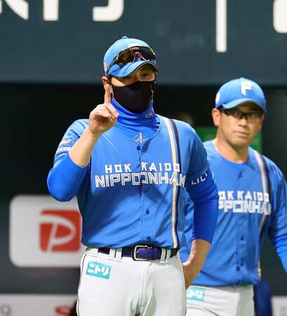 【写真】マウンドを降りる加藤貴　表情から生気が失われてる