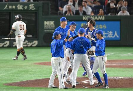 　オースティン（中央）の勝ち越しソロで連勝し、ハイタッチを交わすＤｅＮＡナイン（撮影・伊藤笙子）