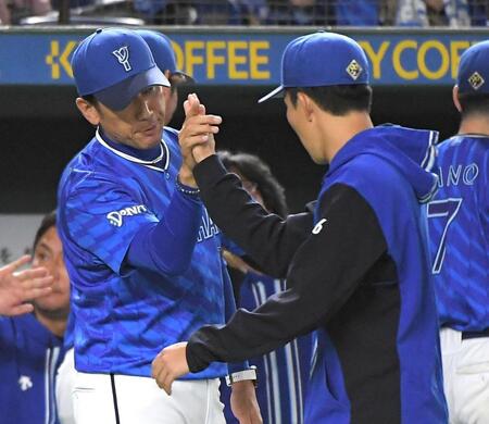 　勝利投手の大貫（右）と握手を交わす三浦監督（撮影・佐藤厚）