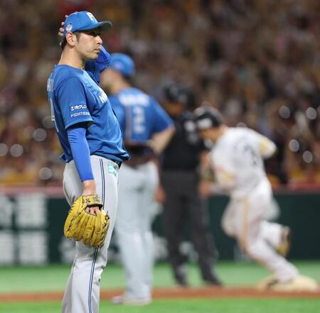 　１回、近藤（右）に勝ち越し２ランを浴びる加藤貴（撮影・中島達哉）