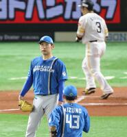 　１回、近藤に勝ち越し２ランを浴び、ぼうぜんの加藤貴（撮影・金田祐二）