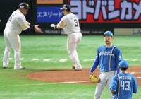 　１回、近藤に勝ち越し２ランを浴び、ぼうぜんの加藤貴（撮影・金田祐二）