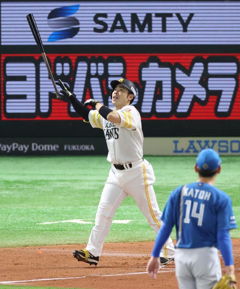 　１回、右越えに勝ち越し２ランを放つ近藤（撮影・金田祐二）