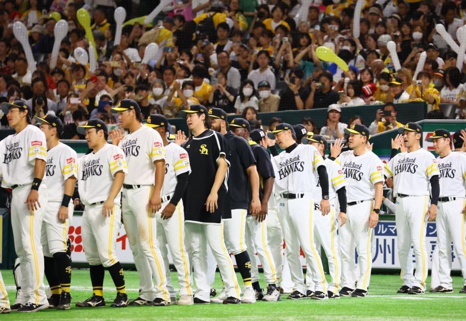 　日本ハムに連勝で日本シリーズに王手をかけた小久保監督（中央右）らソフトバンクナイン（撮影・中島達哉）