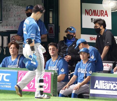 　３回、清宮が中飛に倒れ厳しい表情の新庄監督（撮影・金田祐二）