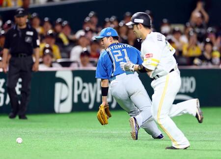 　４回、清宮は正木の打球を落球する（撮影・山口登）