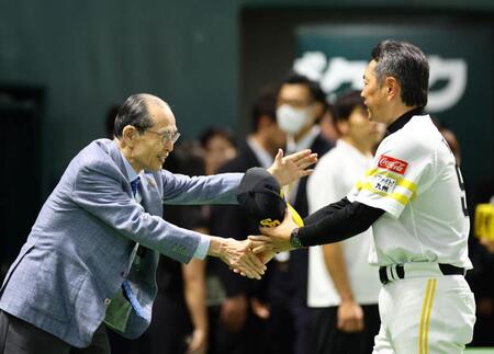 　小久保監督を祝福する王貞治球団会長（左）＝撮影・山口登