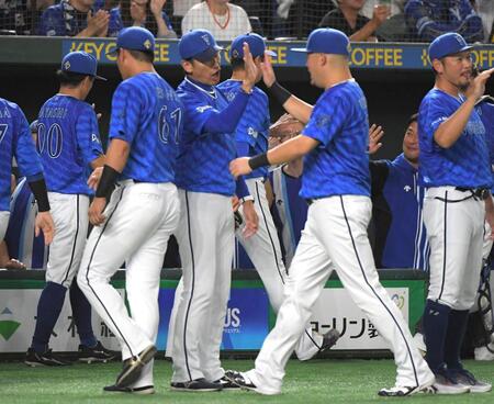 　日本シリーズ進出に王手をかけ、ナインを出迎える三浦監督（中央）＝撮影・佐藤厚