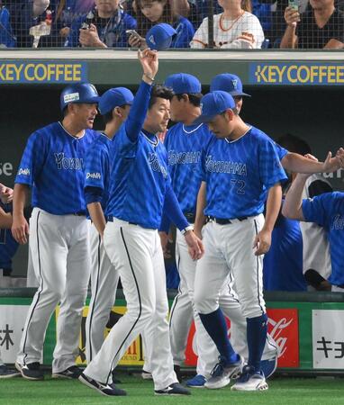 　３連勝で日本シリーズ進出に王手をかけ、レフトスタンドの声援に応える三浦監督（中央）＝撮影・伊藤笙子