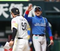 　メンバー表交換を終えた小久保監督（左）と新城監督