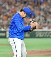 　８回、大城卓を二ゴロに打ち取りグラブを叩いて喜ぶ山崎