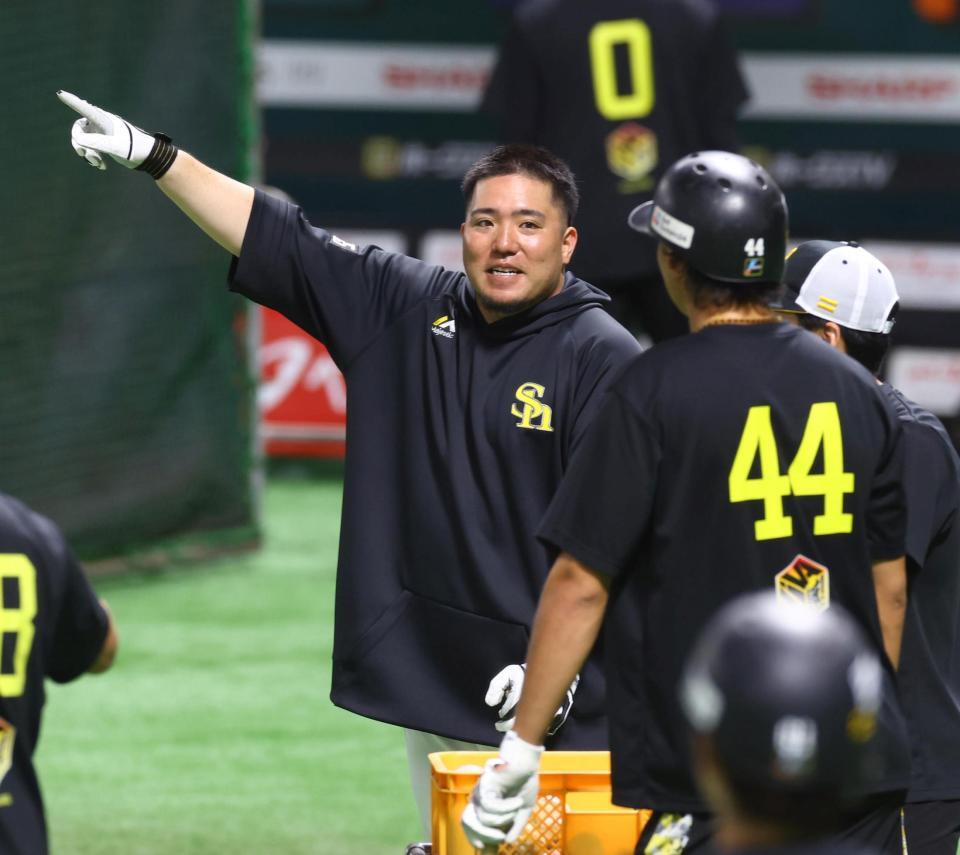 　リラックスとした表情を見せる山川（撮影・山口登）