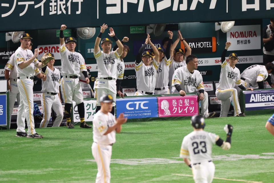 　４回、周東の勝ち越し適時打で盛り上がるソフトバンクベンチ（撮影・金田祐二）