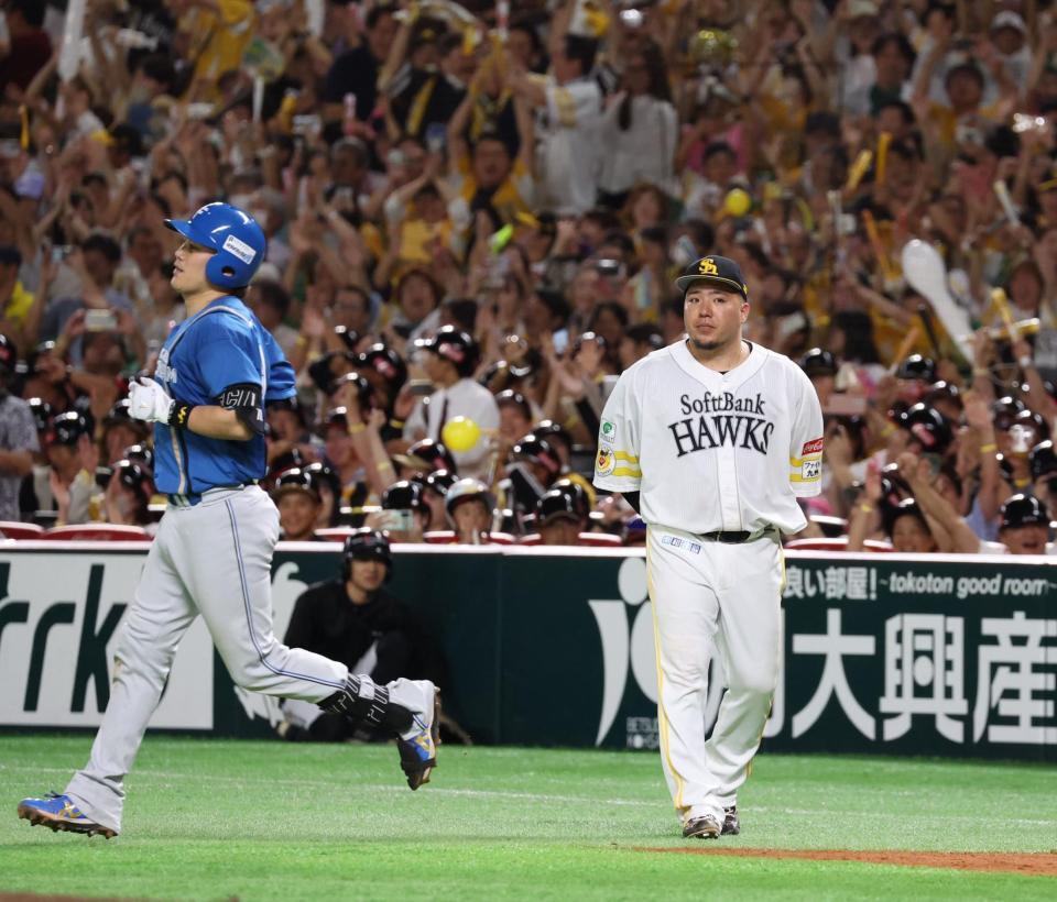 　ＣＳ優勝を決めた山川（右）らソフトバンクナイン（撮影・中島達哉）