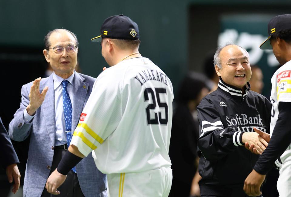 　山川らナインを祝福する王貞治球団会長と孫正義オーナー（撮影・山口登）