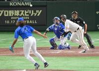 　７回、セーフティースクイズを敢行する岸田（撮影・伊藤笙子）