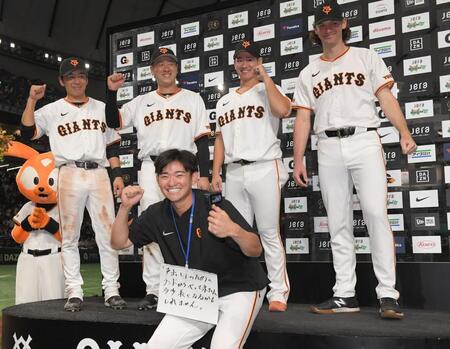 【写真】声出しだけじゃない巨人・萩尾　お立ち台にまで出没！勝利を呼ぶ男