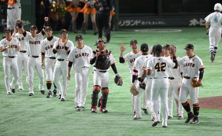 　中山（中央）の決勝弾で日本シリーズ進出に逆王手をかけた巨人ナイン（撮影・伊藤笙子）