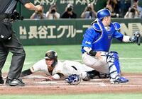 　７回、岸田のセーフティースクイズで勝ち越しの生還をする坂本。捕手戸柱（撮影・戸田泰雅）