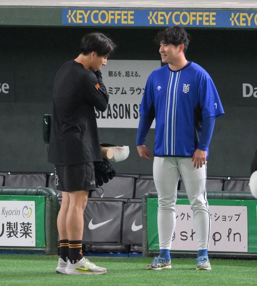 　試合前、前日の死球を謝る大勢（左）に笑顔を見せる佐野（撮影・伊藤笙子）