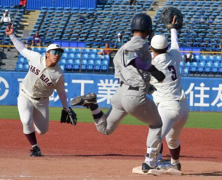 　６回、内野安打を足で奪った明大・宗山塁（撮影・持木克友）