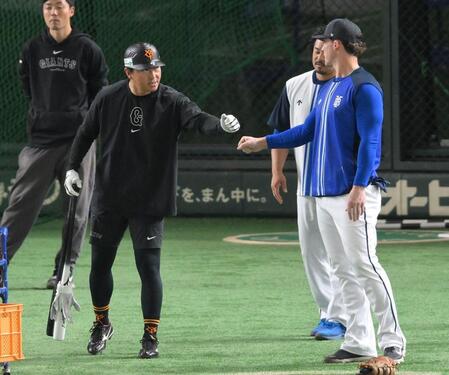 　試合前、オースティン（右）とグータッチする長野（撮影・伊藤笙子）