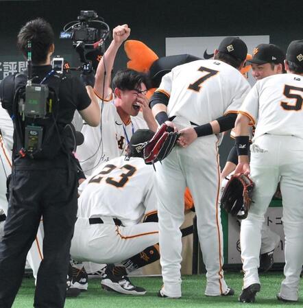 【写真】力みまくりで顔が真っ赤　巨人・萩尾　休日返上で声出し役