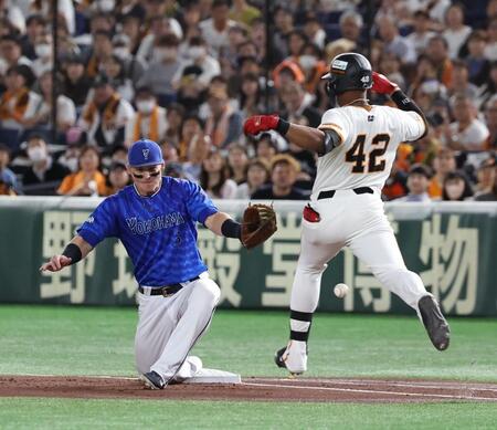 【写真】いきなり申告敬遠に大ブーイング　１塁へ向かう巨人・岡本和が見せた表情