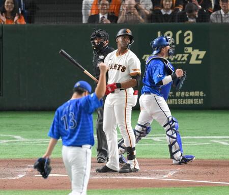 　７回、伊勢（手前）の前に見逃し三振に倒れるヘルナンデス（捕手は戸柱）＝撮影・伊藤笙子