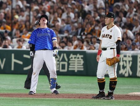 　９回、勝ち越し打を放ちほえる牧と厳しい表情の岡本和（撮影・金田祐二）