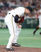 　８回、梶原を三進にしとめ雄たけびを挙げる菅野（撮影・金田祐二）