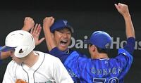 勝利の瞬間、満面の笑みを見せるＤｅＮＡ・三浦大輔監督＝東京ドーム（撮影・佐藤厚）