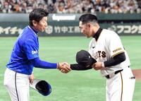 　試合後に三浦監督（左）を祝福する阿部監督（撮影・佐藤厚）