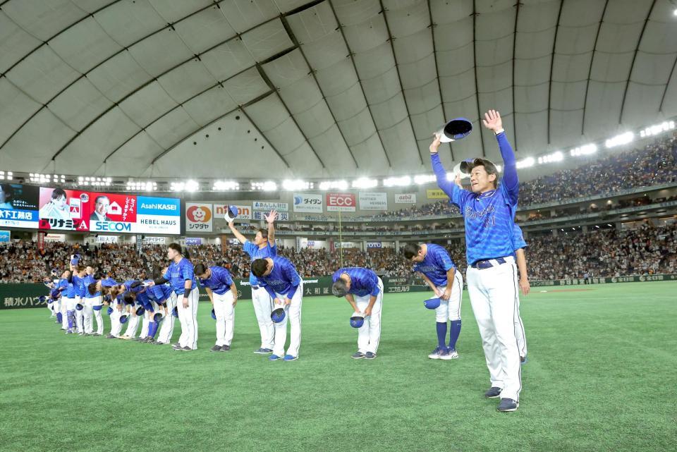 　日本シリーズ進出を決め、応援スタンドにあいさつする三浦監督（右端）らＤｅＮＡナイン