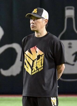 　練習を見守るソフトバンク・小久保監督