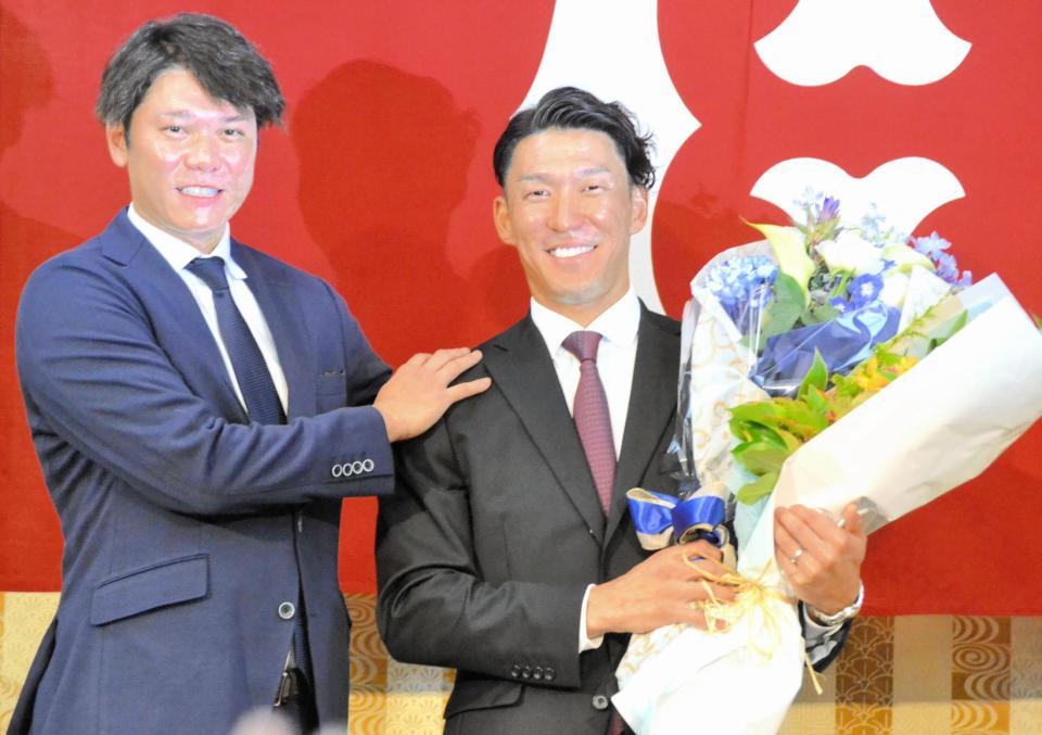 　梶谷の引退会見にサプライズで登場した坂本（左）