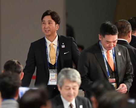 　１巡目、金丸夢斗の抽選でくじを外し悔しさをにじませる藤川新監督（左）と阿部監督（撮影・開出牧）