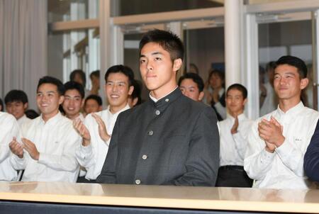 　日本ハムからの１位指名となり拍手で祝福される福岡大大濠・柴田獅子（撮影・石井剣太郎）